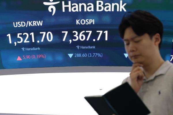 서울 중구 하나은행&nbsp;본점 딜링룸에서 직원들이 업무를 보고 있다. [사진=연합뉴스]