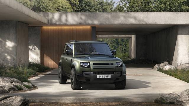 JLR코리아의 대표 모델인 랜드로버의 디펜더. JLR코리아 제공.