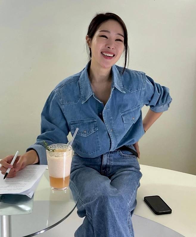 TV personality Mija recently took to social media to share her feelings of disappointment over the sharp drop in SK Hynixs stock price and interact with netizens. Mija had previously revealed that she lost 100 million won from stock investments in the past, and she expressed her distress as the stock price fell again following her recent investment in SK Hynix.On social media, Mi-ja posted a screenshot showing SK Hynixs stock price falling by more than 7%, unable to hide her bewilderment. During a Q&A session with netizens, she explained that she had invested in SK Hynix to recoup a 100 million won loss she had previously suffered from investing in construction stocks, conveying her regret over the situation.Some netizens even nicknamed her the human top-caller, referring to the pattern where every stock she invests in seems to go down. Mija continued her candid communication, offering advice to netizens who do not invest in stocks, telling them that preserving ones assets is a skill in itself.