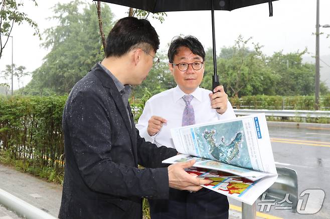 이성훈 한국토지주택공사(LH) 신임 사장이 8일 서울 서초구 서리풀 공공주택지구를 방문해 사업 추진 현황을 점검하고 있다.(LH 제공) / 뉴스1 ⓒ News1