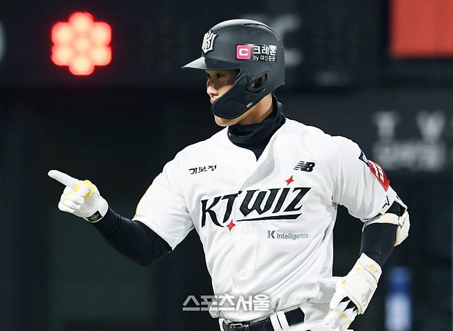 KT 배정대가 27일 수원케이티위즈파크에서 열린 2025 KBO리그 두산전 4회말 1사 두산 선발 김유성을 상대로 솔로 홈런을 친 뒤 세리머니를 하고 있다. 사진 | 박진업 기자 upandup@sportsseoul.com