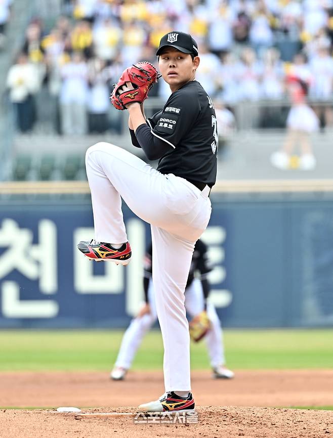 KT 소형준이 29일 서울 잠실구장에서 열린 2026 KBO 리그 LG전에 선발 등판해 힘차게 공을 던지고 있다. 잠실 | 박진업 기자 upandup@sportsseoul.com