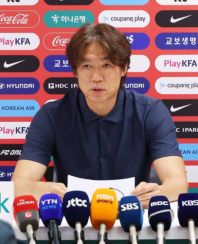 홍명보 감독 사퇴      (사포판[멕시코 할리스코주]=연합뉴스) 최재구 기자 = 2026 북중미 월드컵에서 32강 진출에 실패한 한국축구국가대표팀의 홍명보 감독이 28일(현지시간) 멕시코 사포판 치바스 바예 베르데에서 기자회견을 하며 사퇴 의사를 밝히고 있다. 2026.6.29      jjaeck9@yna.co.kr  (끝)      <저작권자(c) 연합뉴스, 무단 전재-재배포, AI 학습 및 활용 금지>