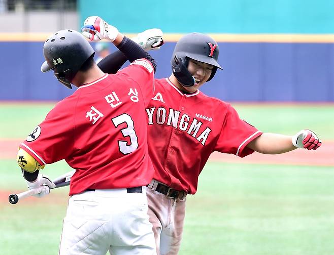 8일 서울 목동구장에서 열린 제81회 청룡기고교야구선수권대회 겸 주말리그 왕중왕전 8강전 마산용마고-우신고 경기. 7회초 투런홈런을 날린 용마고 노민혁. /송정헌 스포츠조선 기자