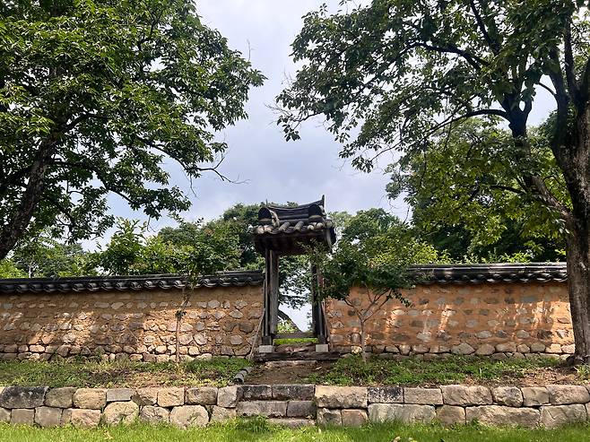 경주 최부자댁에 있는 전통 정원 화계(花階)를 둘러싼 담벼락과 협문(夾門) 전경. /윤주 국가유산청 국가유산위원