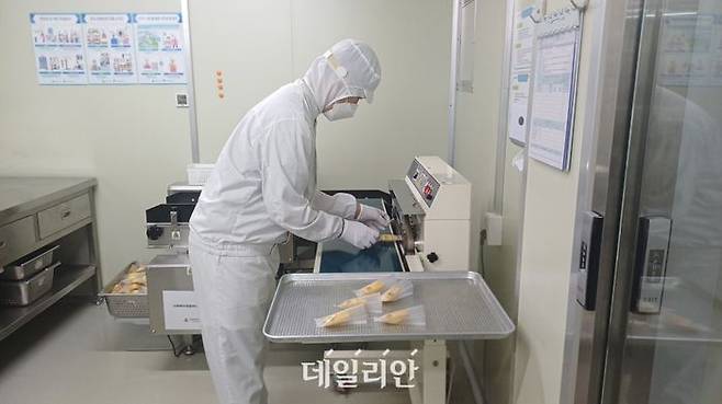 한 근로장애인이 갓 구워낸 쿠키를 하나하나 봉투에 담고 실링(밀봉) 작업을 하고 있다. ⓒ데일리안 김성웅 기자