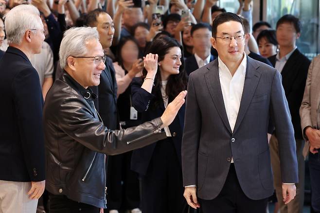젠슨 황 엔비디아 최고경영자(CEO)가 8일 서울 영등포구 여의도 LG트윈타워에서 구광모 LG그룹 회장과 회동하기 위해 이동하고 있다. 2026.06.08. 뉴시스