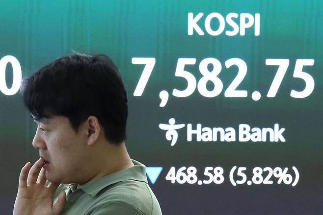 7일 오전 서울 중구 하나은행 딜링룸 전광판에 코스피 지수가 표시되고 있다. 이날 코스피는 장중 5% 넘게 급락하면서 유가증권시장 매도 사이드카(프로그램 매도호가 일시 효력정지)가 발동됐다. 2026.7.7 /사진=뉴스1