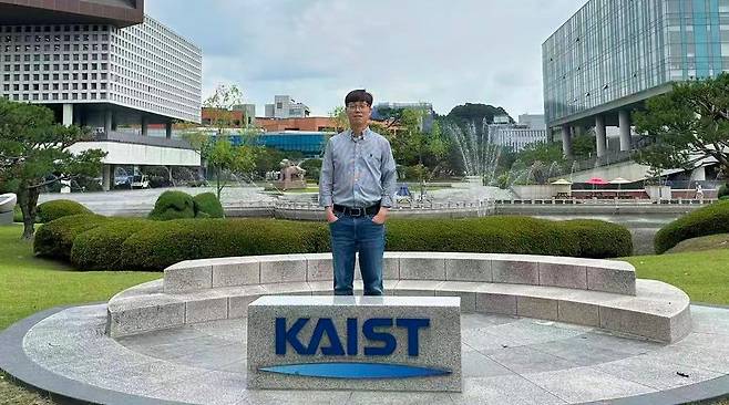 한국과학기술원(KAIST·카이스트) 교정에 서 있는 영우빈 카이스트 전기전자공학과 부교수. 본인 제공