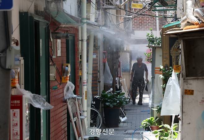 서울 일부 지역에 폭염주의보가 발효된 지난달 18일 서울 종로구 돈의동 쪽방촌 골목에 쿨링포그가 작동되고 있다. 권도현 기자