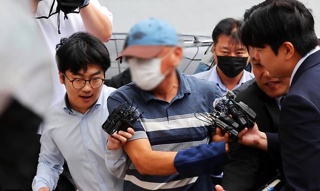 ‘여고생 살해범’ 장윤기 사건의 증거를 인멸한 혐의를 받는 광주 광산경찰서 수사팀장 A 경감이 8일 오전 전남광주통합특별시 동구 광주지방법원에서 열린 구속 전 피의자 심문(영장실질심사)에 출석하고 있다. 연합뉴스