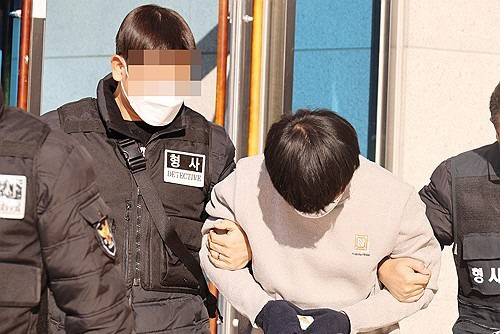 모친을 살해한 30대 아들이 영장실질심사를 받기 위해 이동중이다. 연합뉴스