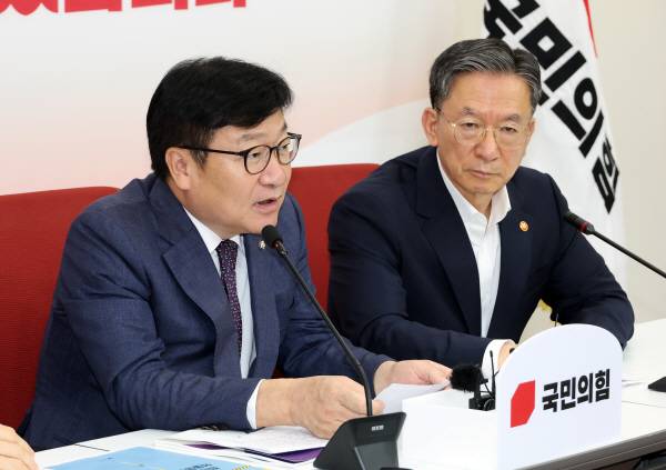 국민의힘 정점식 원내대표(왼쪽)가 8일 국회에서 정성호 법무부 장관을 만나 얘기를 나누고 있다. 연합뉴스