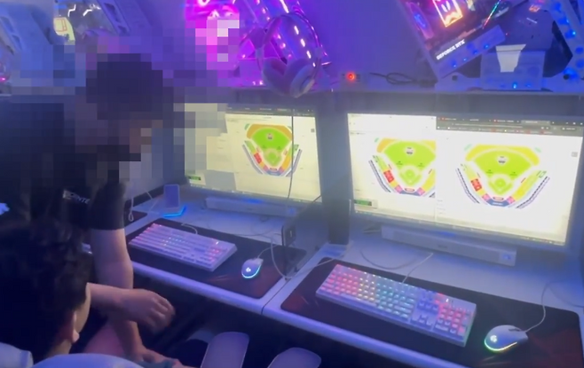 불법 매크로 프로그램을 이용하는 암표상 검거 모습. 경기남부경찰청 제공