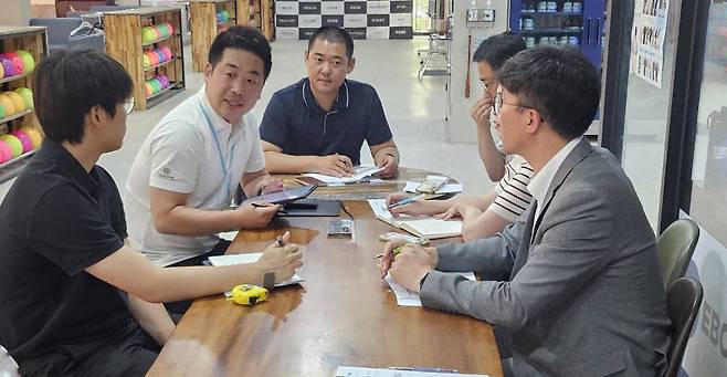 지난 6월30일 제20회 경기도장애인생활체육대회를 앞두고 볼링경기장에서 경기도장애인볼링협회와 스포츠안전재단, 가평군장애인체육회, 경기도청 관계자 등이 경기장 운영 안전점검을 하고 있다. 가평군 제공