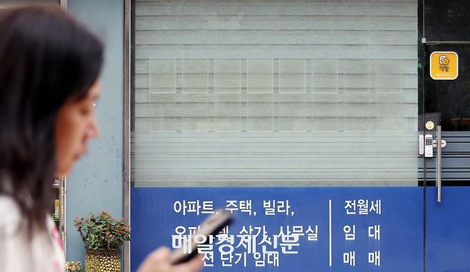 서울 송파구 부동산 업소 스케치. [김재훈 기자]
