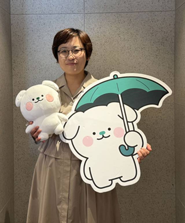 초록우산의 유산 기부자 모임 ‘그린레거시클럽’ 197호 후원자 박도윤 씨가 지난달 30일 부산 동구 부산역 근처 카페에서 초록우산과 인터뷰를 마친 뒤 기념촬영을 하고 있다.  초록우산 제공