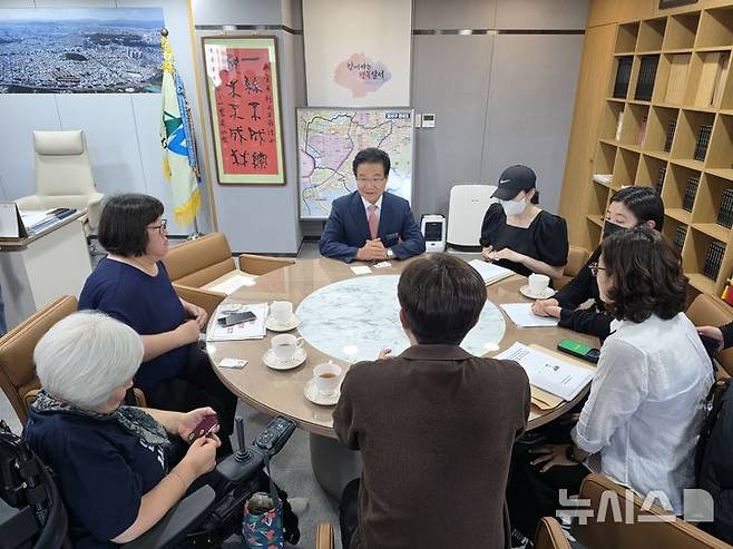 [대구=뉴시스] 이상제 기자 = 8일 대구 달서구청 앞에서 전국장애인부모연대 대구지부 함께하는 장애인부모회 등 시민단체가 '장애전담 어린이집 집단 학대 사건 피해자 지원 및 재발방지대책 마련 촉구' 기자회견을 마친 뒤 김용판 달서구청장과 면담하고 있다. 2026.07.08. king@newsis.com