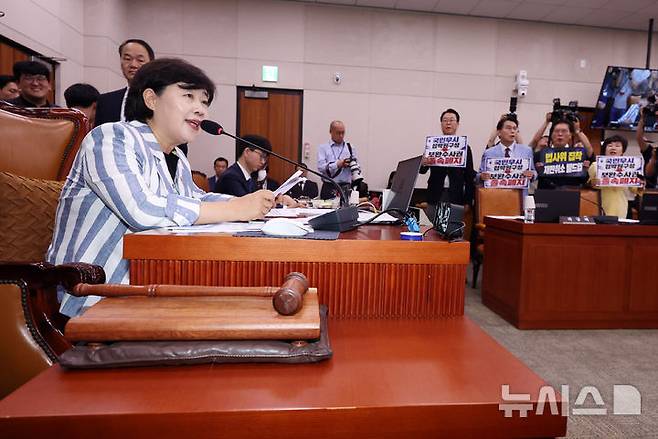 [서울=뉴시스] 최진석 기자 = 서영교 위원장이 8일 여의도 국회에서 법제사법위원회 전체회의를 주재하는 뒤로 국민의힘 의원들이 피켓을 들고 있다. 2026.07.08. myjs@newsis.com