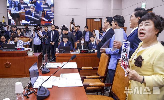 [서울=뉴시스] 정병혁 기자 = 8일 서울 여의도 국회에서 열린 법제사법위원회 전체회의에서 국민의힘 법사위 의원들이 서영교 위원장에게 항의하고 있다.  2026.07.08. jhope@newsis.com