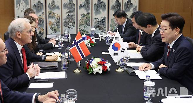 [앙카라=뉴시스] 조성봉 기자 = 이재명 대통령과 요나스 가르 스퇴레 노르웨이 총리가 8일(현지 시간) 튀르키예 앙카라의 한 호텔에서 한-노르웨이 정상회담을 하고 있다. 2026.07.08. suncho21@newsis.com