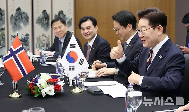 [앙카라=뉴시스] 조성봉 기자 = 이재명 대통령이 8일(현지 시간) 튀르키예 앙카라의 한 호텔에서 열린 요나스 가르 스퇴레 노르웨이 총리와 한-노르웨이 정상회담에서 발언하고 있다. 2026.07.08. suncho21@newsis.com
