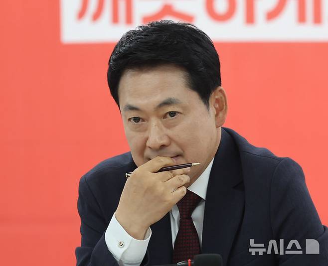 [인천=뉴시스] 전진환 기자 = 장동혁 국민의힘 대표가 8일 인천 남동구 인천시당에서 열린  '6·3 참정권 박탈 사태 청년·대학생 간담회'에서 청년들의 발언을 듣고 있다.  2026.07.08. amin2@newsis.com