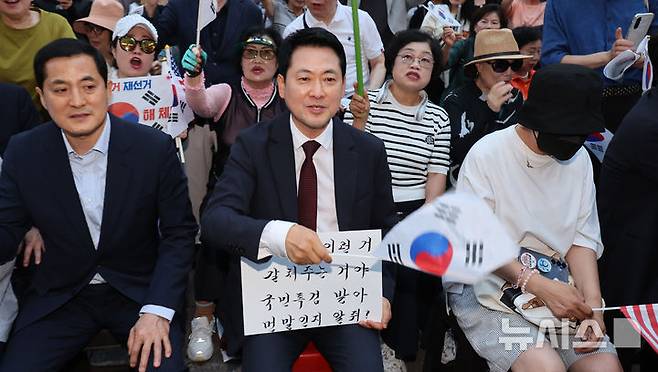 [인천=뉴시스] 전진환 기자 = 장동혁 국민의힘 대표가 8일 인천 남동구 구월로데오광장에서 열린 인천 참정권수호 민주화운동 집회에 참석해 태극기를 흔들고 있다.  2026.07.08. amin2@newsis.com