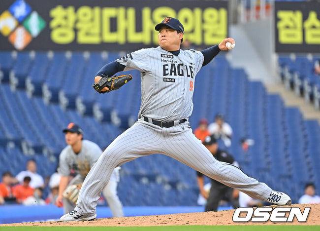 [OSEN=창원, 이석우 기자] 17일 창원NC파크에서 2026 신한 SOL KBO 리그 NC 다이노스와 한화 이글스의 경기가 열렸다. 홈팀 NC는 라일리가, 방문팀 한화는 류현진이 선발 출전했다. 한화 이글스 선발투수 류현진이 역투하고 있다. 2026.06.17 / foto0307@osen.co.kr