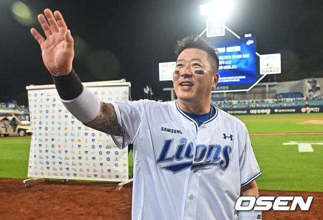 [OSEN=대구, 이석우 기자] 7일 대구삼성라이온즈파크에서 2026 신한 SOL KBO 리그 삼성 라이온즈와 LG 트윈스의 경기가 열렸다. 홈팀 삼성은 후라도가, 방문팀 LG는 톨허스트가 선발 출전했다. KBO리그 최초 1800 타점 기록을 세운 삼성 라이온즈 최형우가 LG 트윈스에 9-2로 승리한 후 팬들에게 감사 인사를 하고 있다. 2026.07.07 / foto0307@osen.co.kr