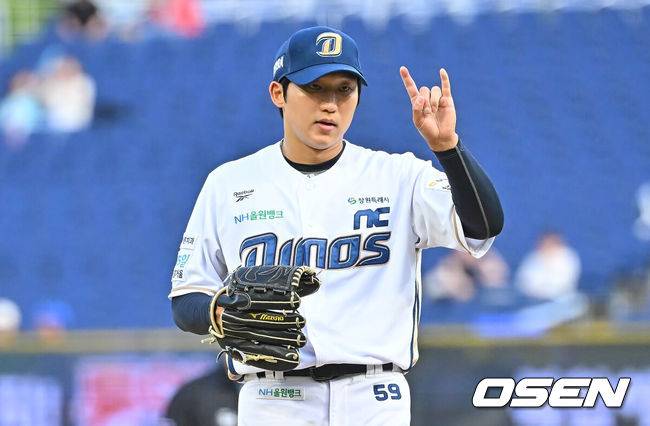 [OSEN=창원, 이석우 기자] 16일 창원NC파크에서 2026 신한 SOL KBO 리그 NC 다이노스와 한화 이글스의 경기가 열렸다. 홈팀 NC는 구창모가, 방문팀 한화는 화이트가 선발 출전했다. NC 다이노스 선발투수 구창모가 사인을 보내고 있다. 2026.06.16 / foto0307@osen.co.kr