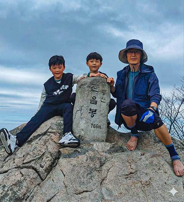 초등학교 1, 2학년 손자들과 계룡산 관음봉에 올랐다.