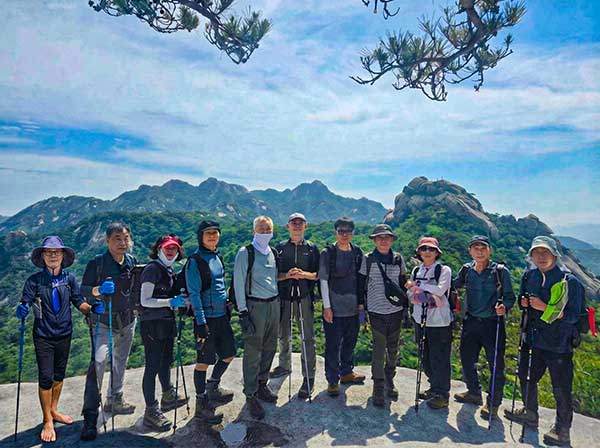 세종명산산악회 회원들과 북한산 족두리봉~의상봉 12km 코스를 맨발로 종주했다.