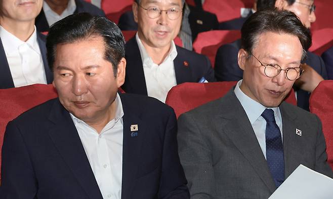 정청래 당시 더불어민주당 대표와 김민석 당시 국무총리가 6월21일 국회 의원회관에서 열린 6·3 지방선거 단체장 당선자 워크숍에 참석해 있다. ⓒ연합뉴스