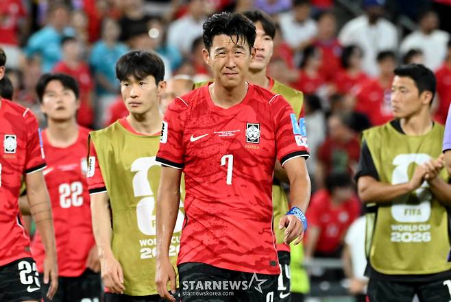 2026 북중미월드컵 A조 3차예선 대한민국 대 남아공 경기가 25일(한국시간) 멕시코 몬테레이 에스타디오 BBVA에서 열렸다.  후반전  선제골을 허용하며 남아공에 0-1로 패해 조3위에 머문  대표팀, 손흥민의 아쉬움이 커 보인다. /사진=김진경 대기자