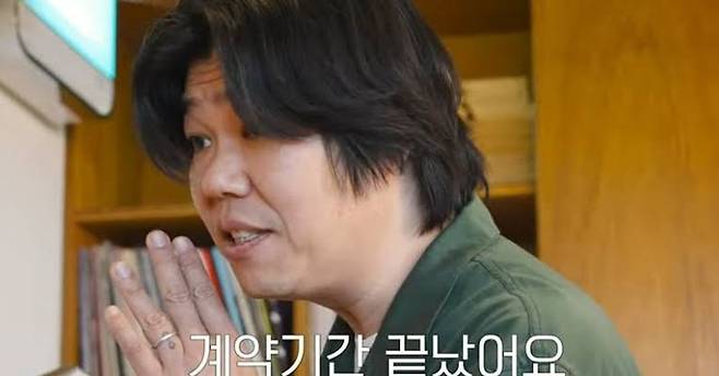 The business outcomes of celebrities who took on new challenges by opening cafes on Jeju Island have varied widely. The cafes run by stars who attracted attention thanks to their fame have taken different paths—some have closed, others have suspended operations, and still others remain in business—depending on personal circumstances and business strategies.Actor Lee Dong-gun announced that the café he opened in Aewol-eup, Jeju, last April would be temporarily closed. Although he had been very active—sharing his daily life running the café on the SBS show *My Lazy Little Baby* and operating a pop-up store in Seongsu-dong—he decided to suspend operations for the time being without disclosing the specific reason for the hiatus.Singer Lee Sang-soon also closed his café Longplay, which he had opened in Jeju in July 2022. He is currently active as the DJ of MBC FM4Us A Perfect Day with Lee Sang-soon and is exploring new opportunities, having recently revealed plans to open a new café in the Seoul area.In contrast, actress Park Han-byul is successfully maintaining her café in Jeju. Having settled in Jeju in 2019, Park Han-byul has been successfully running the business, sharing updates about the café on her social media and expressing her affection for the space.