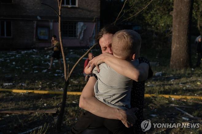 러시아 공격에 무너진 아파트…슬퍼하는 우크라이나 시민들 [AFP=연합뉴스. 재배포 및 DB 금지]