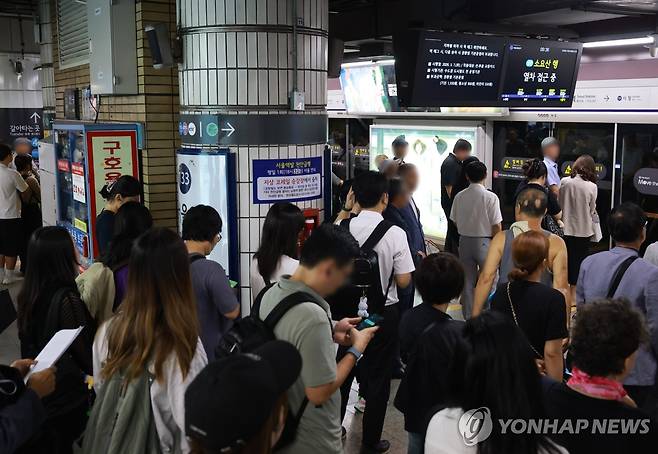 서울 지하철 1호선 일부 구간 단전…출근길 대란 (서울=연합뉴스) 한종찬 기자 = 서울 지하철 1호선 일부 구간에서 단전으로 열차 운행에 차질이 빚어진 8일 서울역에서 시민들이 열차를 기다리고 있다. 2026.7.8 saba@yna.co.kr