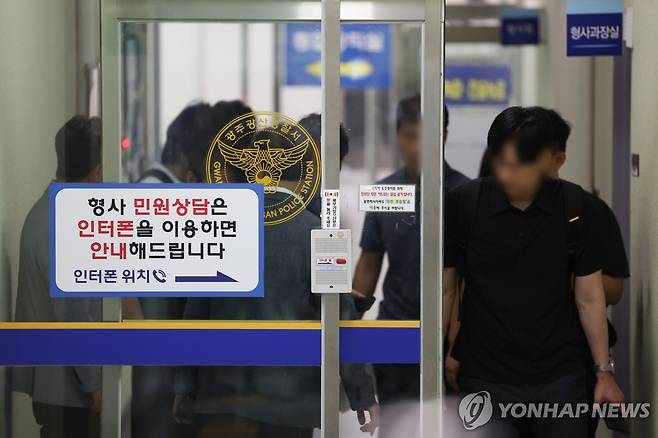 검찰, '여고생 살인 사건' 유착 의혹 광산경찰서 압수수색 (전남광주=연합뉴스) 정다움 기자 = 7일 오전 전남광주통합특별시 광산구 광산경찰서에서 광주지검 수사관들이 압수수색을 하고 있다. 
    검찰은 형사과 관계자 등 다수 경찰관을 공무상비밀누설·증거인멸 혐의 등으로 입건해 수사를 이어오고 있다. 2026.7.7 daum@yna.co.kr