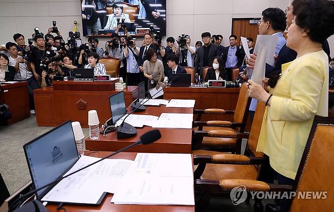 법사위 항의받는 서영교 위원장 (서울=연합뉴스) 이동해 기자 = 서영교 법사위원장이 8일 국회에서 열린 법제사법위원회 전체회의에서 회의를 진행하는 가운데 국민의힘 곽규택·윤상현·송석준·조배숙 의원으로부터 국회 후반기 원 구성 등을 둘러싼 항의를 받고 있다. 2026.7.8 eastsea@yna.co.kr