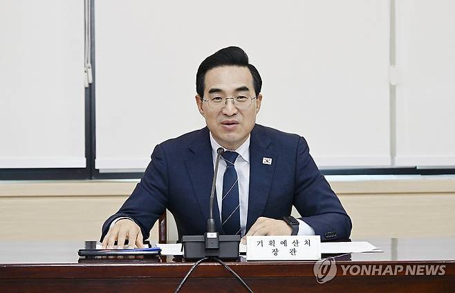 박홍근 기획예산처 장관 (서울=연합뉴스) 박홍근 기획예산처 장관이 1일 서울 종로구 정부서울청사에서 열린 '성과관리 개선 전문가 간담회'를 주재하고 있다. 2026.7.1 [기획예산처 제공. 재판매 및 DB 금지] photo@yna.co.kr