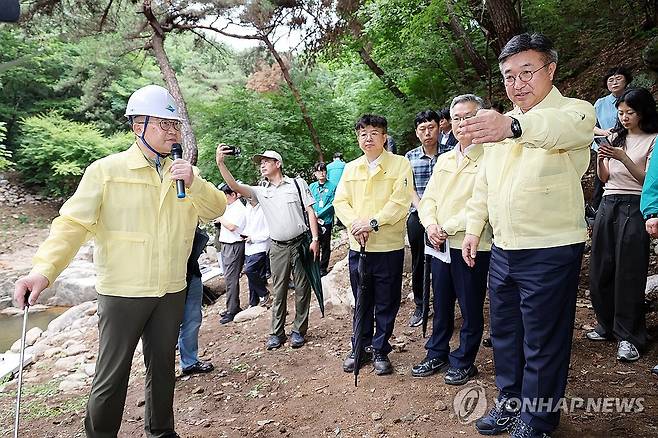 윤호중 장관, 하천-계곡 불법시설 정비 현장 점검 (서울=연합뉴스) 윤호중 행정안전부 장관이 8일 경북 영천시 팔공산 국립공원을 방문해 하천-계곡 불법시설 정비 현장을 점검하고 있다. 2026.7.8 [행정안전부 제공. 재판매 및 DB 금지] photo@yna.co.kr
