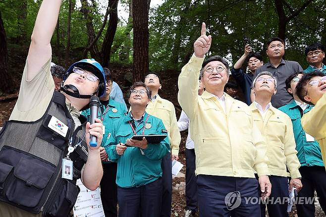 윤호중 장관, 하천-계곡 불법시설 정비 현장 점검 (서울=연합뉴스) 윤호중 행정안전부 장관이 8일 경북 영천시 팔공산 국립공원을 방문해 하천-계곡 불법시설 정비 현장을 점검하고 있다. 2026.7.8 [행정안전부 제공. 재판매 및 DB 금지] photo@yna.co.kr