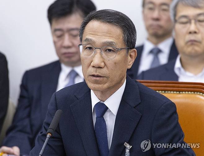 의원 질의 답하는 유재성 경찰청장 직무 대행 [연합뉴스 자료사진]
