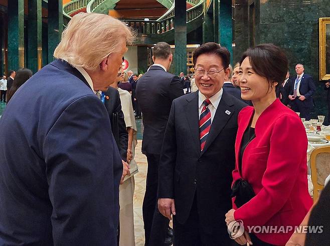이재명 대통령 부부와 트럼프 대통령 (앙카라=연합뉴스) 이재명 대통령과 김혜경 여사가 7일(현지시간) 튀르키예 앙카라 대통령궁에서 열린 레제프 타이이프 에르도안 튀르키예 대통령 부부 주최 공식 환영 만찬에서 도널드 트럼프 미국 대통령과 대화하고 있다. 2026.7.8 [공동취재 제공. 재판매 및 DB 금지] superdoo82@yna.co.kr