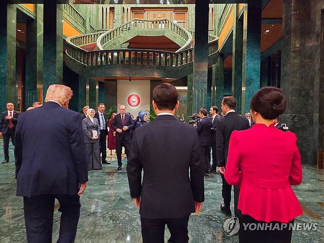 이재명 대통령과 트럼프 대통령 (앙카라=연합뉴스) 이재명 대통령 부부와 도널드 트럼프 미국 대통령이 7일(현지시간) 튀르키예 앙카라 대통령궁에서 열린 레제프 타이이프 에르도안 튀르키예 대통령 부부 주최 공식 환영 만찬에 참석하고 있다. 2026.7.8 [공동취재 제공. 재판매 및 DB 금지] superdoo82@yna.co.kr