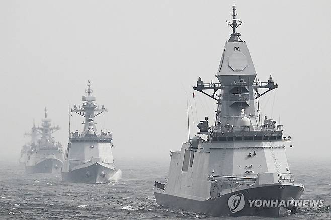 해역 훈련을 하는 충남함 (서울=연합뉴스) 해군이 제10회 서해수호의 날을 맞아 지난 25일부터 오는 27일까지 동·서·남해 전 해역에서 훈련을 실시한다고 26일 밝혔다. 충남함(FFG-Ⅲ, 3600톤)이 실사격 훈련을 하고 있다. 2025.3.26 [사진공동취재단] photo@yna.co.kr
