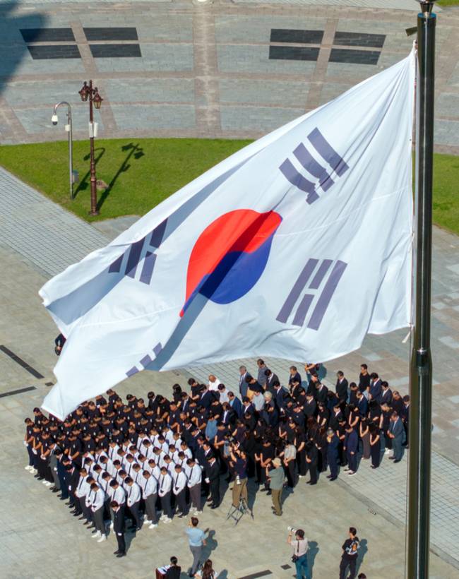 6일 오후 전남광주통합특별시 북구 국립 5·18 민주묘지에서 광주제일고등학교·배재고등학교 야구부 선수들이 참배하고 있다. /연합뉴스