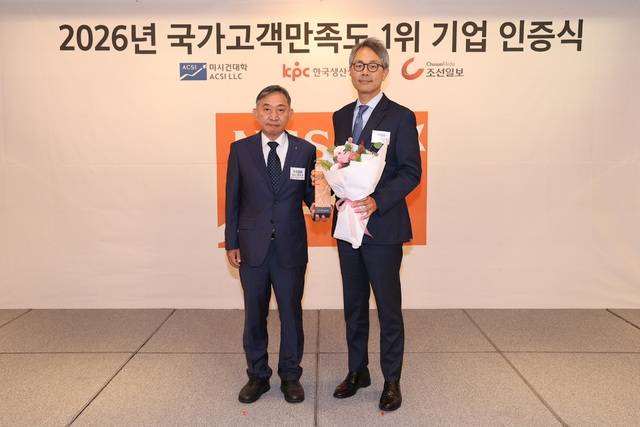 지난 8일 열린 시상식 현장에서 전호일 케이카 마케팅부문장(오른쪽)이 홍준호 조선일보 대표이사(왼쪽)와 기념 촬영을 하고 있다. 케이카 제공.