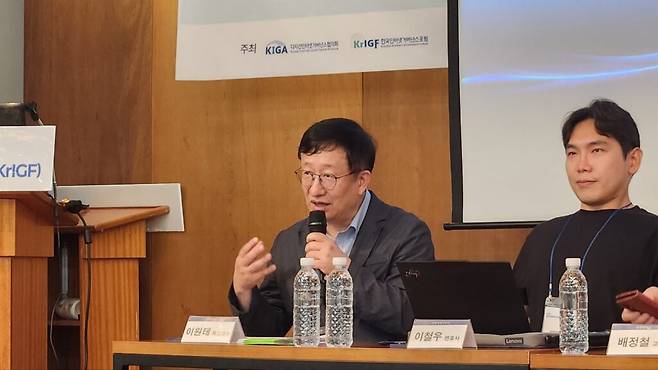 좌장을 맡은 이원태 국민대학교 특임교수는 세션의 출발점으로 피지컬 AI의 성격 변화를 제시했다. 생성형 AI가 주로 가상 공간에서 결과물을 만들어내던 기술이었다면, 피지컬 AI는 현실 공간에서 직접 움직이고 판단하는 기술이라는 것이다. (사진=테크42)